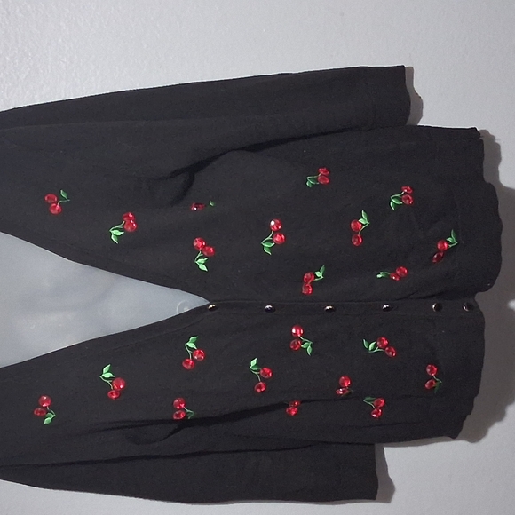 Vintage-Inspired Black and Red Sueter with Cherry Embroidery - Picture 4 of 9